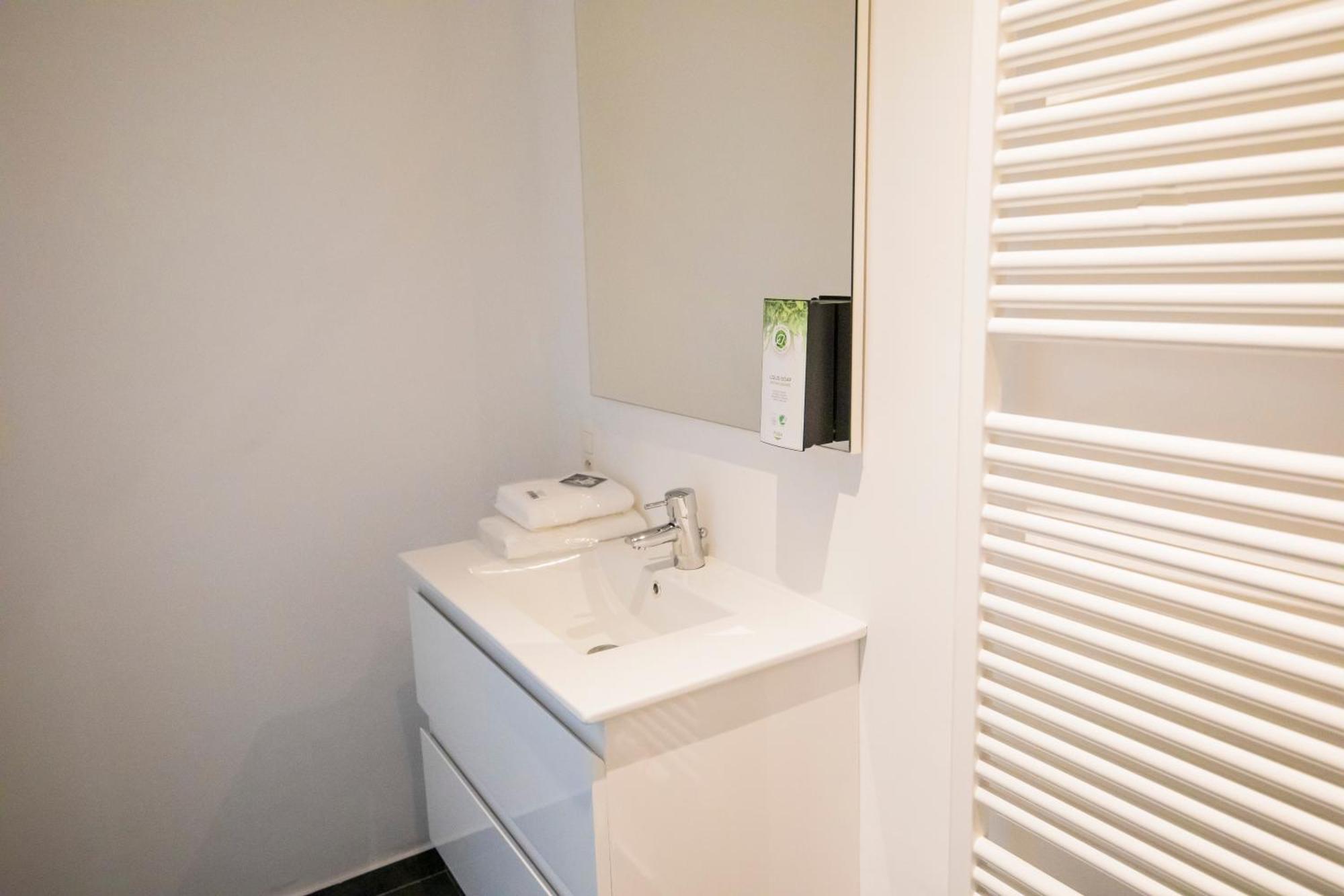 Travelease - Midi Bed & Breakfast Anderlecht Bagian luar foto